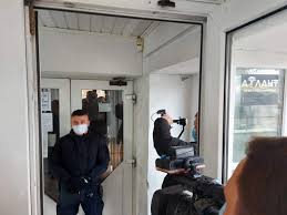 Представники одразу кількох видань повідомляли про чоловіків у чорному. C1q6j2ahmsaxum