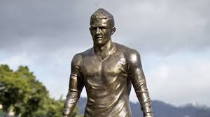 The statue looks less like the handsome madeira native and more like cristiano's once conjoined twin that has spent the last 32. Bronze Statue Von Cristiano Ronaldo In Museum Verlegt