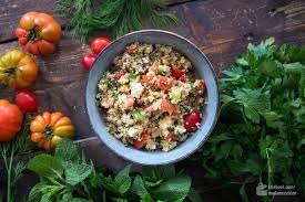 Während das wasser für den couscous köchelt könnt ihr bereits die tomaten, gurken und frühlingszwiebeln. Couscous Mit Tomate Gurke Feta Krautern Madame Cuisine