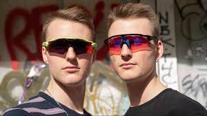 10 Fragen an eineiige Zwillinge, die du dich niemals trauen würdest zu  stellen