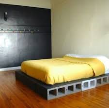 Faites De Beaux Reves 14 Lits Ingenieux Que Vous Pouvez Faire Vous Meme Mobilier De Salon Bloc De Beton Decoration Interieur Appartement