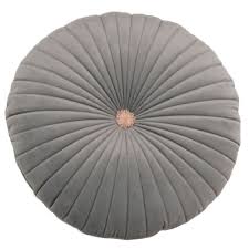 Cuscini da sedia dalla forma rotonda sono tutti già comprensivi di imbottitura e per la maggior parte anche di cerniera e quindi sfoderabili. Cuscino Rotondo In Velluto Grigio 40 Cm Maelle Maisons Du Monde