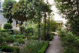 le jardin de la rue des blancs manteaux c lola ertel mairie de paris jardin sur le toit jardins paris