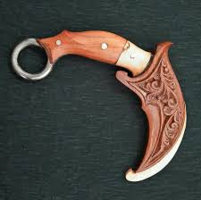 Menemukan 77 barang kerambit pisau wesson kisaran harga rp 94ribu. Pisau 45 Kerambit Ukir Batik Ukuran Panjang Total Facebook