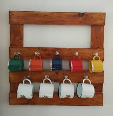 Cup Hangers Tempat Cangkir Terbuat Dari Kayu Bekas Palet Cara Pembuatannya Gampang Dan Dengan Alat Sederhana Saja Woodworking Kayu Bekas Kayu Home Decor