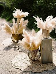Nah, daun tanaman dengan nama latin platycerium bifurcatum ini ada dua jenis guys, yakni seperti perisai tegak serta hebatnya, tumbuhan ini mampu bertahan lho di tanah yang kering. Beri Kesan Epic 6 Tanaman Kering Ini Cocok Buat Dekorasi Pernikahan
