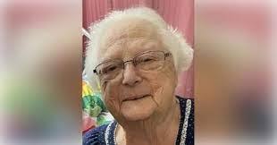 Elaine Chamberlin's Instagram, Twitter & Facebook