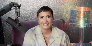 Primero, la identidad de género. Demi Lovato Se Identifica Como Una Persona De Genero No Binario