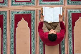 Vaktini namaz, kur'ân tilâveti, dua, zikir ve tefekkür gibi ibadet ve taatlerle veya dinî bilgi ve kültürünü artıracak sohbet ve okumalarla değerlendirir. All About Itikaf In The Last Ten Days Of Ramadan