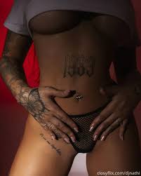 DJ nathi video nua mostrando a buceta