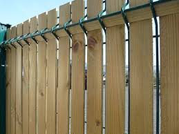 Les Clotures Occultantes En Bois Type Aquiwood Par La Sbfm Societe Bordelaise De Fabrication Metallique A Eysines P Privacy Screen Outdoor Modern Garden Fence