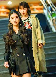 It's okay to not be okay is the romantic fantasy comedy of a caregiver of a psychiatric hospital who refuses to love because of his heavy life's responsibility and of a fairy tale writer who doesn't know seo yeji is acting as ko munyoung, a popular fairy tale writer with an antisocial personality disorder. It S Okay To Not Be Okay Seo Ye Ji Inspired Earrings 003 Looks Sociais Looks Roupas Fashion