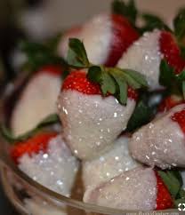 Pin By Noelly On Wedding Themes Wedding Strawberries Wedding Food White Chocolate Strawberries