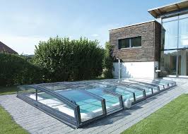 Flache Schwimmbaduberdachung Fur Den Pool Modell Bruckner Kleiner Hinterhof Design Schwimmbaduberdachung Swimming Pool