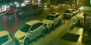 Bursa'da, fetö'nün 15 temmuz 2016'daki darbe girişimi sırasında vatandaşların direnişini yansıtan fotoğraflar ve darbecilerin kullandığı tank tarafından ezilen otomobilin. Darbe Gecesi Uzerinden Iki Tank Gecti