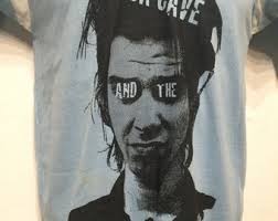 Camiseta con cuello en V de estilo atlético de rock con estampado vintage