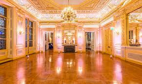 Le collectionneur et ancien acheteur d'affaire conclue est accusé d'organiser des dîners clandestins en présence de ministres au sein de sa propriété, le palais vivienne à paris. Palais Vivienne