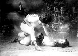 熱狂的なトップレスプロレス 女子のむき出しの感情がほとばしる