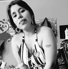 Pocoyó está deseando que llegue el verano para poder seguir recorriendo el  mundo, pero no sabe si elegirá playa o montaña... 🙄 ¿Qué le aconsejarías?  🏝 Pocoyo is looking forward to the