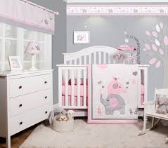 Nah, agar memiliki kamar tidur yang nyaman dan bersih, ini nggak cuma soal berapa lama sekali membersihkan kamar, tapi juga hiasan kamar tidur yang wajib anda punya di dalamnya. 49 Desain Kamar Tidur Bayi Sederhana Dekorasi Minimalis