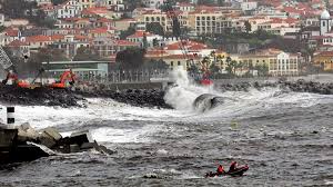 Com temperaturas médias entre os 18 e os 24 °c, a suave ilha da madeira tem um clima subtropical que é. Mau Tempo Madeira Sob Aviso Laranja Para Agitacao Maritima Vento E Chuva Observador