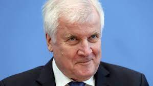 Bundesinnenminister horst seehofer warnt vor falscher rücksichtnahme im umgang mit muslimen. Seehofer To Step Down As Head Of Merkel Allied Csu Financial Times