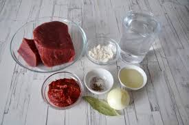 как приготовить гуляш из говядины чтобы мясо было мягким Gulyash Iz Govyadiny S Podlivkoj Klassicheskij Recept S Foto Poshagovo I Video 1000 Menu