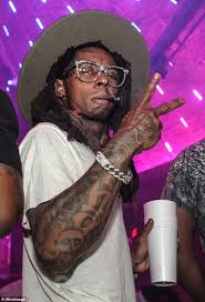 The addictive nature of the drink means that trying to discontinue regular usage can bring about symptoms of withdrawal.12 in a 2008 interview with mtv news, lil wayne described the withdrawal. Lil Wayne Guzzled 3 Bottles Of Cough Syrup Before Suffering Two Seizures Daily Mail Online