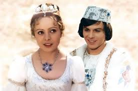 Drei nüsse für aschenbrödel) ist ein märchenfilm nach dem gleichnamigen märchen von božena němcová sowie grimms aschenputtel in der version von 1819. Drei Haselnusse Fur Aschenbrodel Sendetermine 2018 Brigitte De