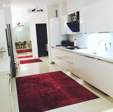 Genel olarak halı seçiminde, salon, oturma odası, çocuk odası, mutfak gibi çok kullanılan alanlarda temizlik açısından siyah gibi daha koyu renkli ve. Berna Hanimin Odaginda Kirmizi Siyah Beyaz Uyumu Olan Sik Evi Ev Gezmesi
