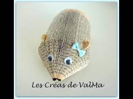 Pour vos enfants, je vous propose de faire un hérisson avec un livre, un brin d'herbes et de fleurs. Tuto Herisson Pense Bete Pliage Livre De Poche Herisson Valma Creas Youtube