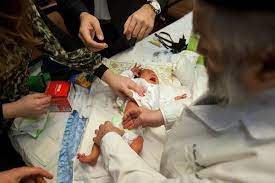 Tindakan sunat bayi perempuan ini biasanya dilakukan dengan memotong atau melukai sedikit kulit penutup (prepusium) klitoris. Pro Kontra Sunat Pada Perempuan Indozone Id
