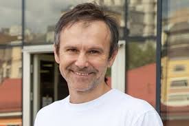 Босоногого святослава вакарчука раскритиковали за выступление под дождем. Vakarchuk Pokazal Doch A Kak Vyglyadit Ee Nastoyashij Otec Foto Novosti