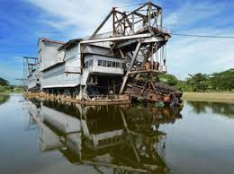 The dredge looked huge and it floated on water. Tanjung Tualang Tin Dredge Ship Art Museum And Gallery Batu Gajah Travelmalaysia