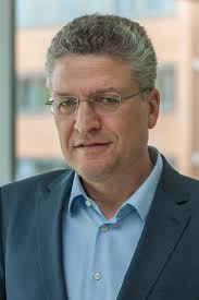 Die derzeitige fokussierung der debatte auf kinder und jugendliche hält er für falsch. Lothar H Wieler Wikipedia