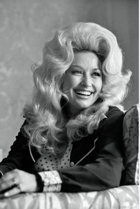 Huyền thoại nhạc đồng quê Dolly Parton qua đời, ông Trump ra lệnh cả nước treo cờ rủ - Tuổi Trẻ Online