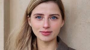 Josephine Hayes's Instagram, Twitter & Facebook