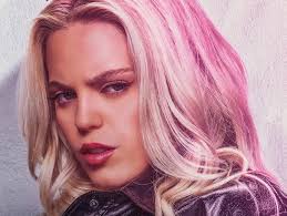 Rita Ora tem música inédita gravada com Prince |