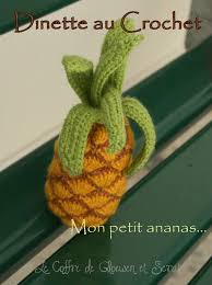 Dinette En Crochet Ananas Et Son Tuto Le Coffre De Scrat Et Gloewen Couture Lecture Diy Illustrations Crochet Ananas Cuisine En Crochet Aliments En Crochet