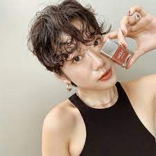 あの人のテッパンネイル お洒落なあの人が厳選 この秋塗りたい 秋ネイル 岡本静香さんイチオシも 美容メディアvoce ヴォーチェ 2021 秋 ネイル カーキネイル ネイル