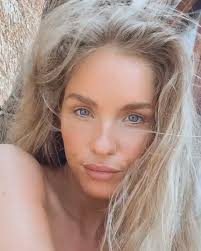 Amanda Strachan's Instagram, Twitter & Facebook