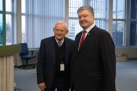 Сегодня многие политики используют интернет для общения со своей аудиторией. Pomolodel Na 20 Let Kak Petr Poroshenko Dobilsya Razitelnyh Peremen Vo Vneshnosti