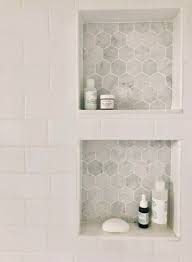 Bee Beehive Honeycomb Badezimmer Ideen Und Dekor Die Wir Lieben In 2020 Shower Remodel Shower Floor Shower Niche