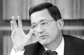 Image of Superior Court Judge Lance Ito makes a point during a