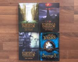 Daca inelul ajunge pe mainile creatorului sau, lordul intunericului sauron, inelul ii poate da acestuia puterea de a inrobi intreaga lume. Trilogia Stapanul Inelelor Plus Silmarillion De J R R Tolkien La Doar 19 99 Lei O Carte