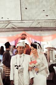 Hasil maklumat diterima daripada ketua kampung, 'pengantin lelaki' itu sebenarnya adalah wanita, kata ketua kampung baringeng, andi aris. Wawa Syaida Baju Melayu Untuk Pengantin Lelaki