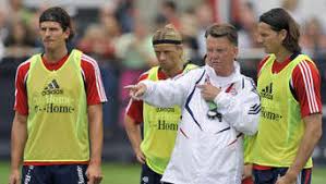 Patrick van aanholt en karim rekik waren de afvallers bij de verdedigers. Premiere Fur Louis Van Gaal Und Mario Gomez Beim Fc Bayern Munchen Gegen Red Bull Salzburg Gutes Gefuhl Fc Bayern