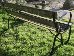 How can you renovate an old bench? Old Weathered Oak And Iron 6 Bar Garden Bench Gb323 La334059 Loveantiques Com