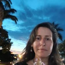 As árvores são fáceis de achar Ficam plantadas no chão Mamam do sol pelas  folhas E pela terra Também bebem água Cantam no vento E recebem a chuva de  galhos abertos Há