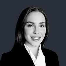 Lisa Brunt's Instagram, Twitter & Facebook